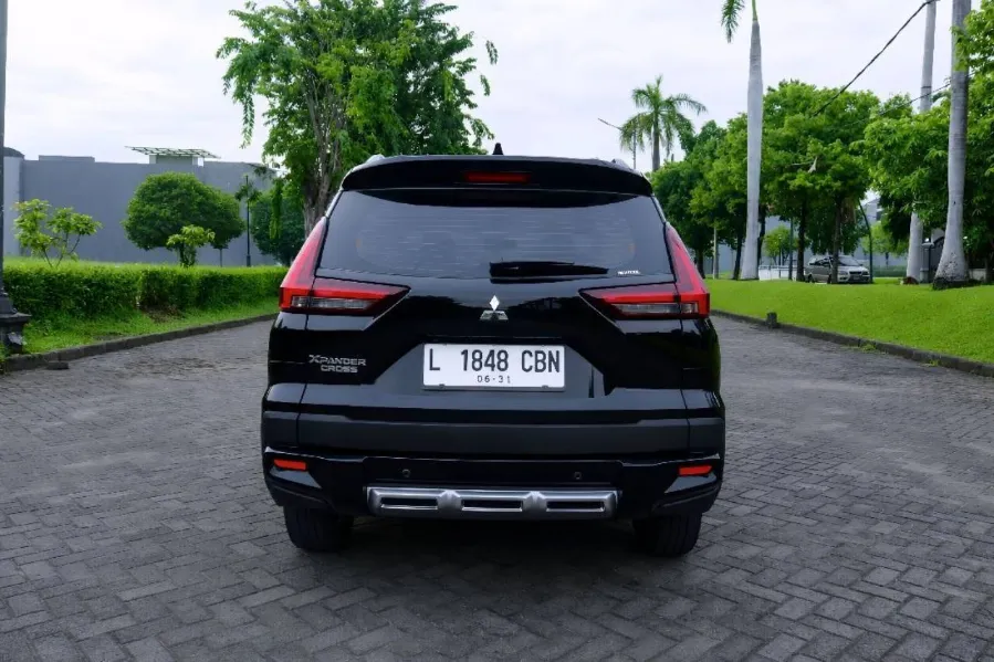 Foto Mobil Bekas Tampak Belakang Mitsubishi Xpander 1.5 Cross tahun 2023