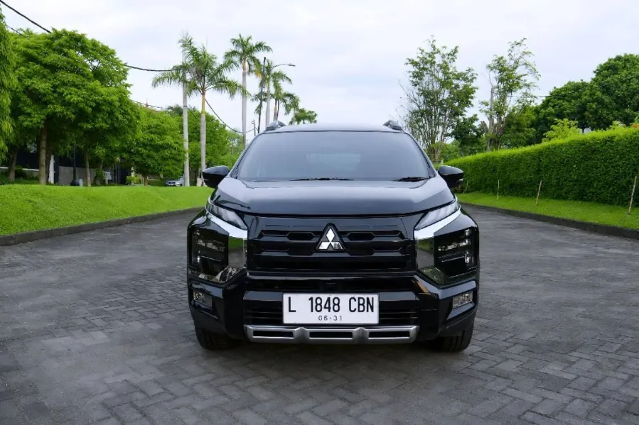 Foto Mobil Bekas Tampak Depan Mitsubishi Xpander 1.5 Cross tahun 2023