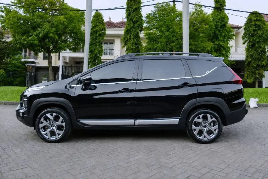 Foto Mobil Bekas Tampak Samping Mitsubishi Xpander 1.5 Cross tahun 2023