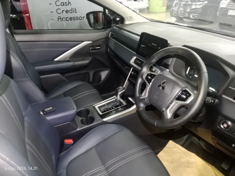 Foto Mobil Bekas Kabin Depan Mitsubishi Xpander 1.5 Cross tahun 2024