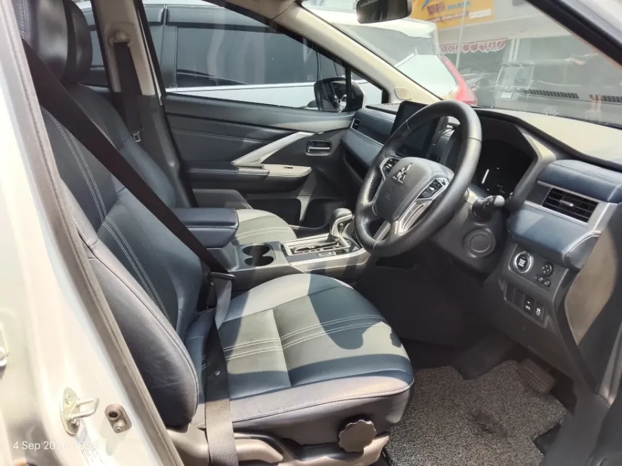 Foto Mobil Bekas Kabin Depan Mitsubishi Xpander 1.5 Cross tahun 2024