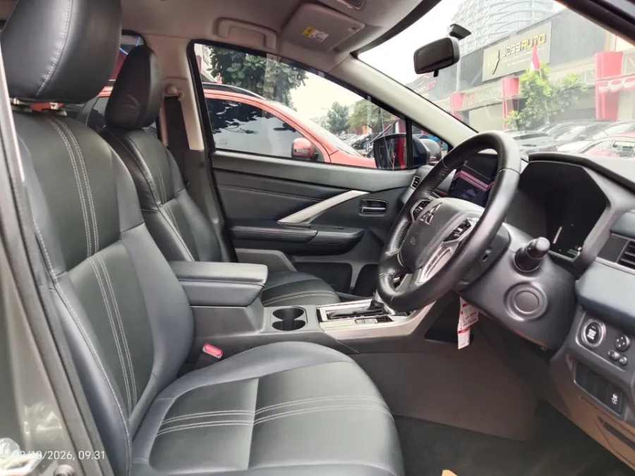 Foto Mobil Bekas Kabin Depan Mitsubishi Xpander 1.5 Cross tahun 2024