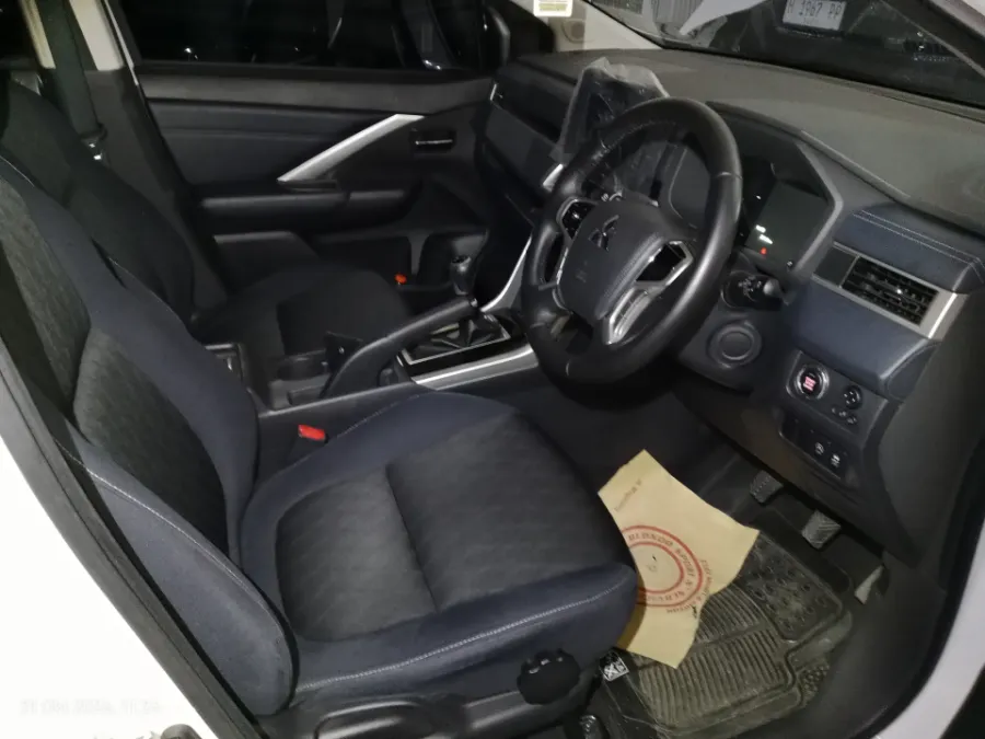 Foto Mobil Bekas Kabin Depan Mitsubishi Xpander 1.5 Cross tahun 2024