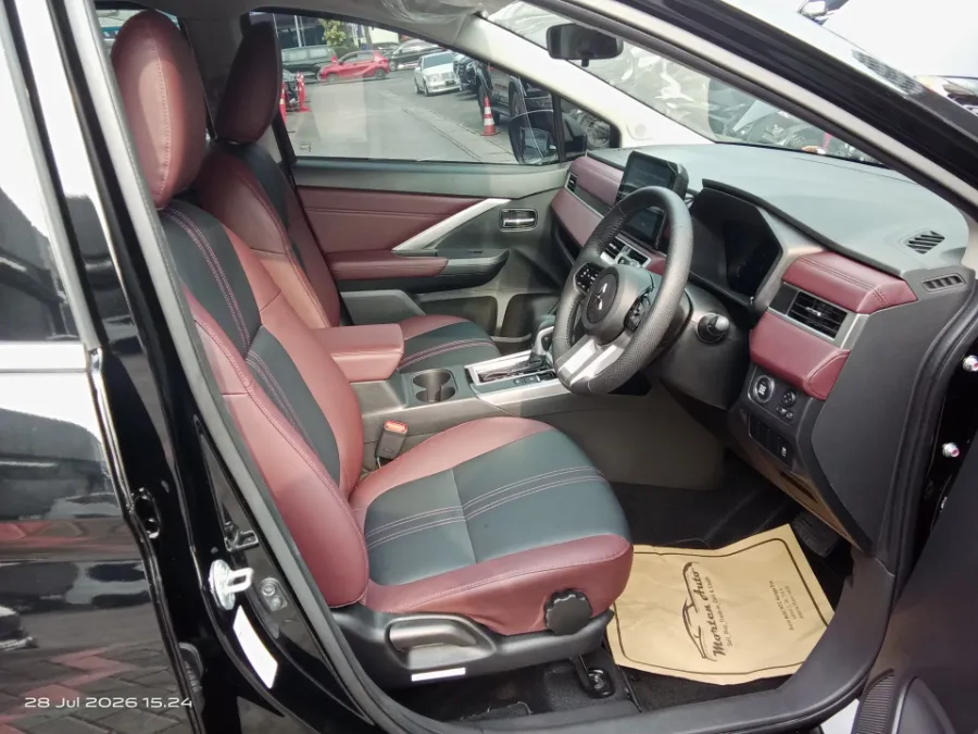 Foto Mobil Bekas Kabin Depan Mitsubishi Xpander 1.5 Cross tahun 2025