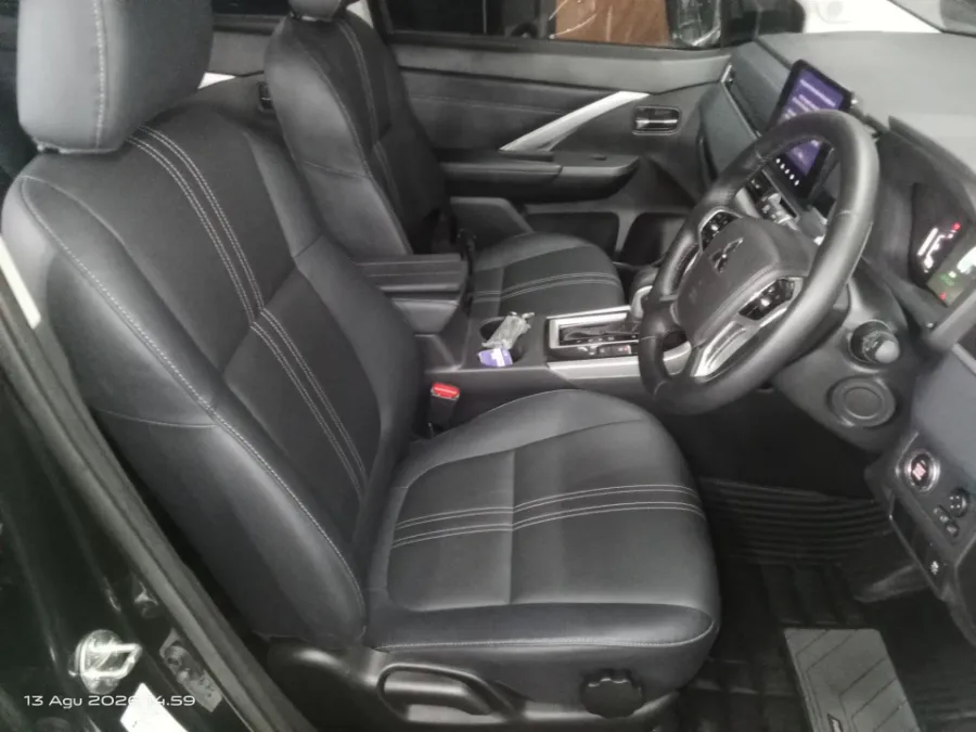 Foto Mobil Bekas Kabin Depan Mitsubishi Xpander 1.5 Cross tahun 2025
