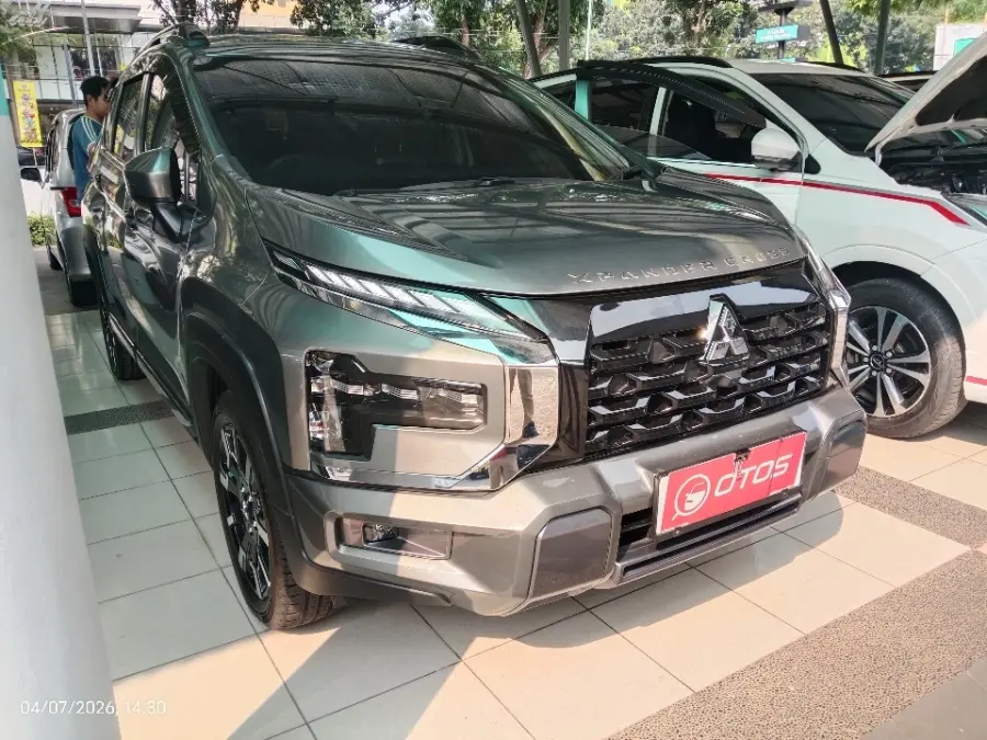 Foto Mobil Bekas Kanan Depan Mitsubishi Xpander 1.5 Cross tahun 2025