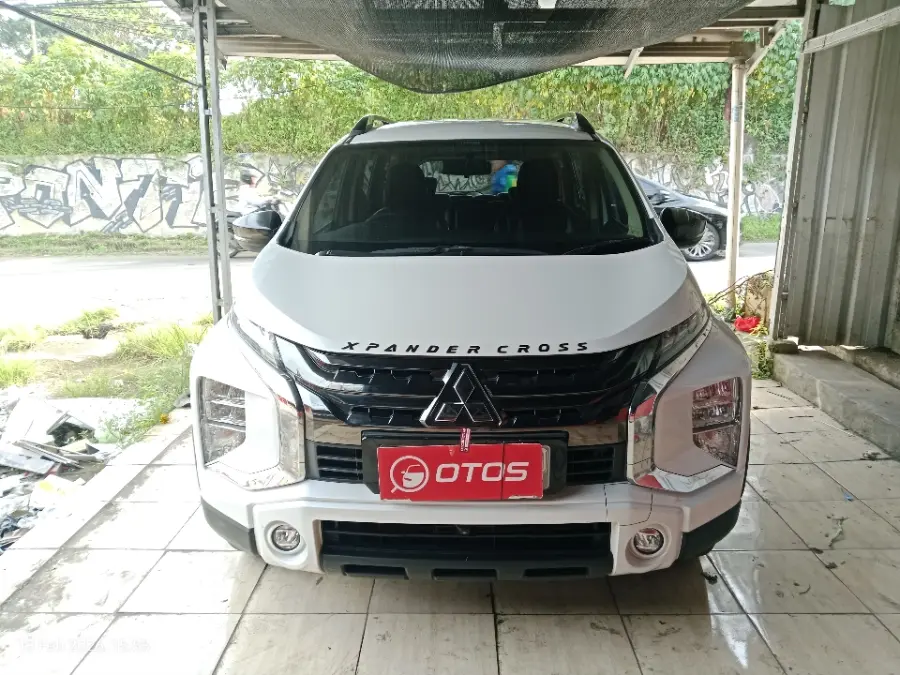 Foto Mobil Bekas Tampak Depan Mitsubishi Xpander 1.5 Cross Premium tahun 2021