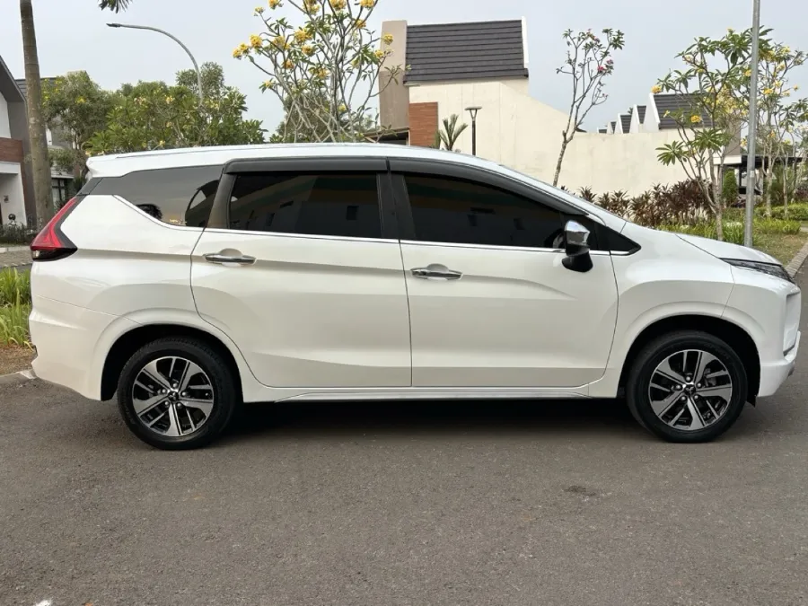 Foto Mobil Bekas Tampak Samping Mitsubishi Xpander 1.5 Ultimate tahun 2019