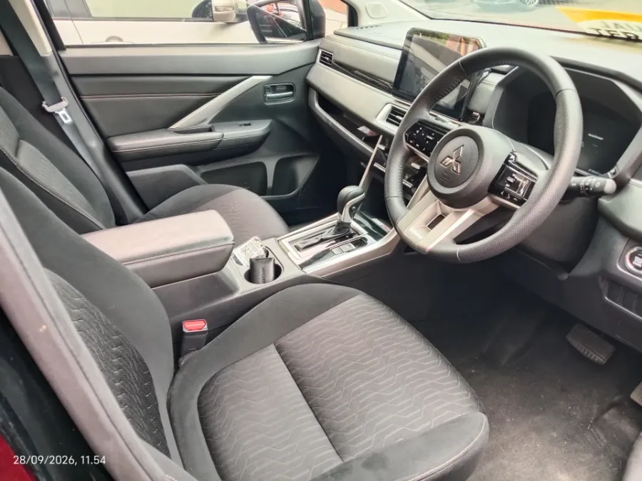 Foto Mobil Bekas Kabin Depan Mitsubishi Xpander 1.5 Ultimate tahun 2025