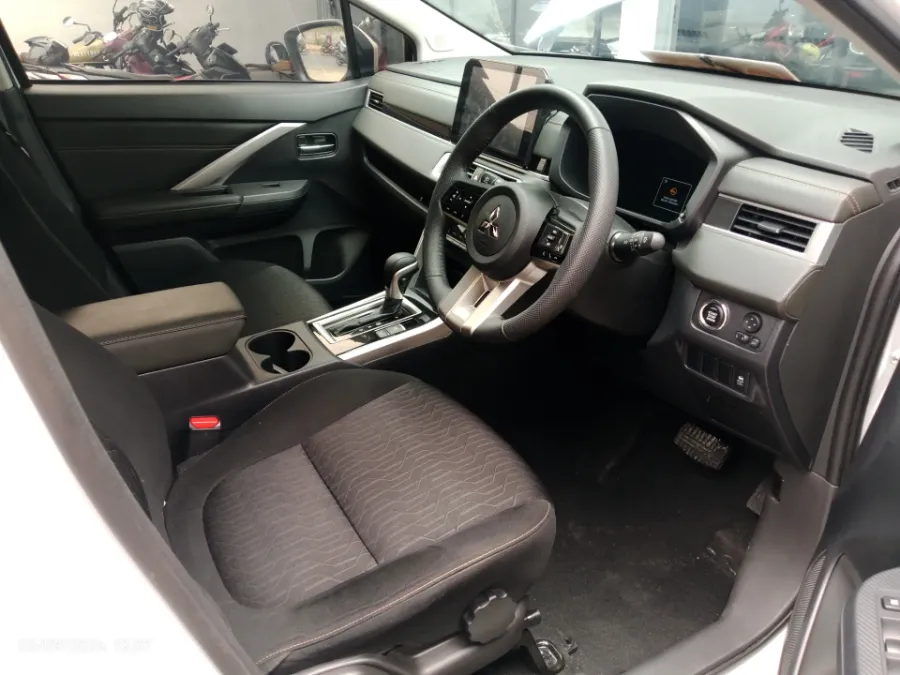 Foto Mobil Bekas Kabin Depan Mitsubishi Xpander 1.5 Ultimate tahun 2026