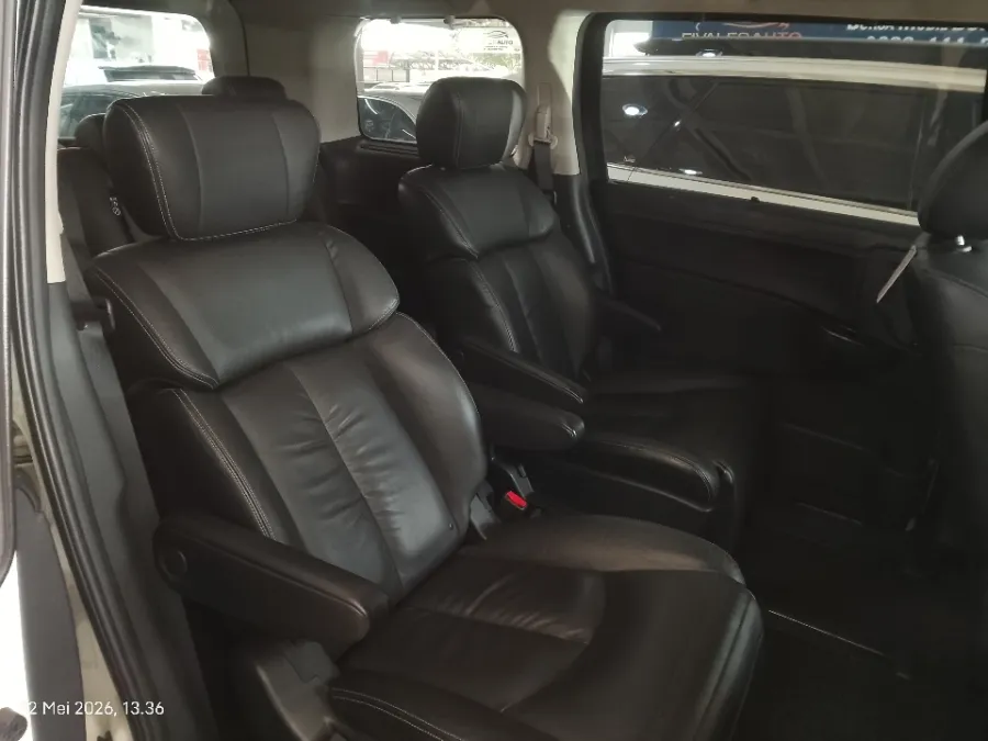 Foto Mobil Bekas Kabin Belakang Nissan Elgrand 2.5 Highway Star tahun 2016