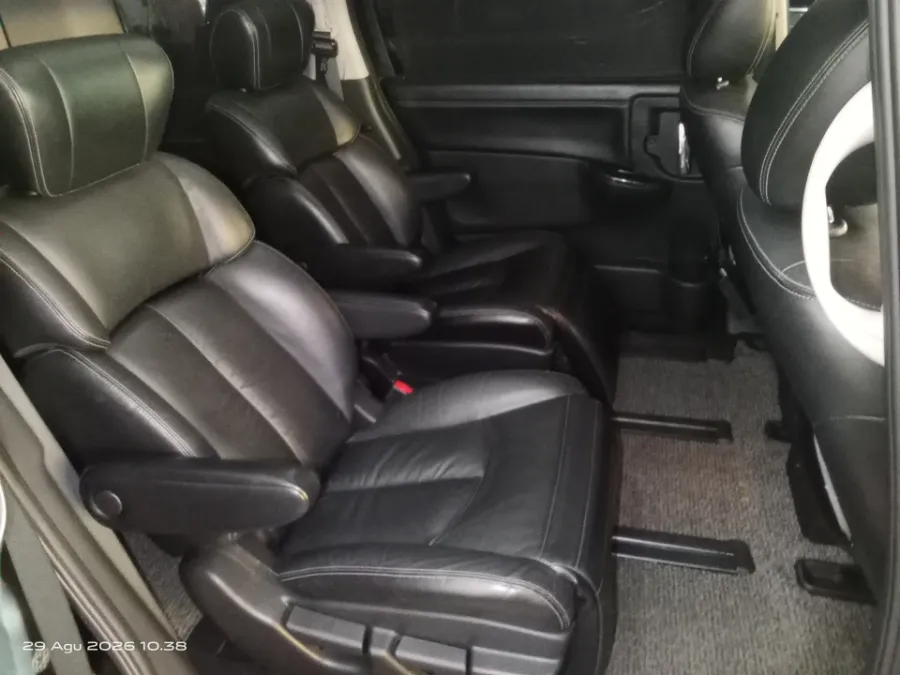 Foto Mobil Bekas Kabin Belakang Nissan Elgrand 2.5 Highway Star tahun 2016