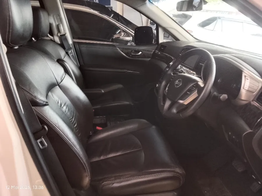 Foto Mobil Bekas Kabin Depan Nissan Elgrand 2.5 Highway Star tahun 2016