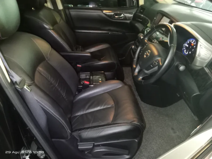 Foto Mobil Bekas Kabin Depan Nissan Elgrand 2.5 Highway Star tahun 2016