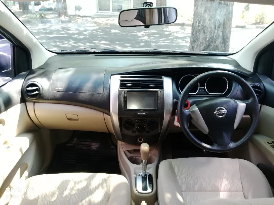 Foto Mobil Bekas Dashboard Nissan Grand Livina 1.5 SV tahun 2016