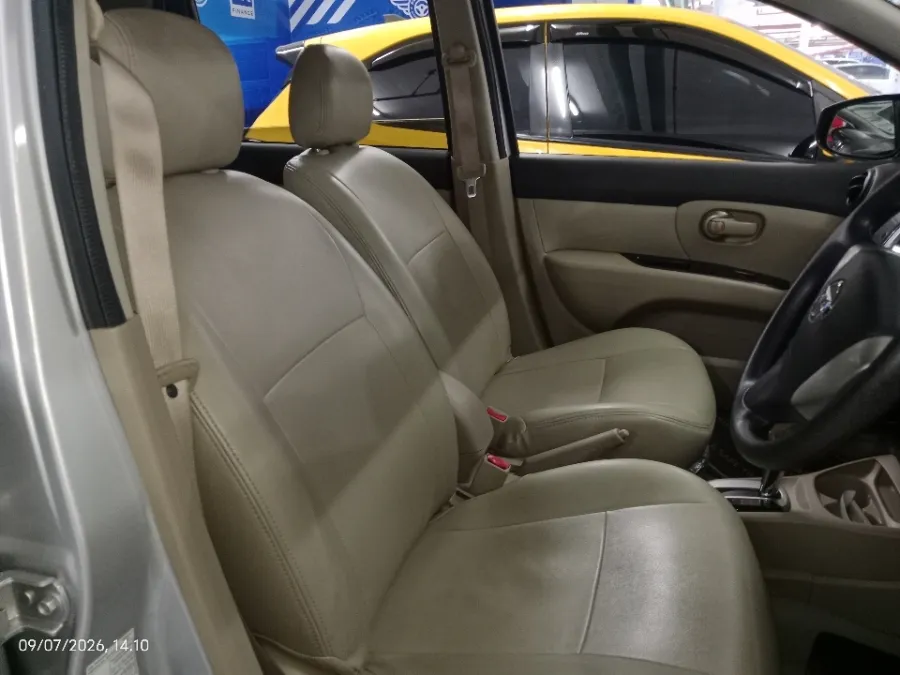 Foto Mobil Bekas Kabin Depan Nissan Grand Livina 1.5 SV tahun 2016