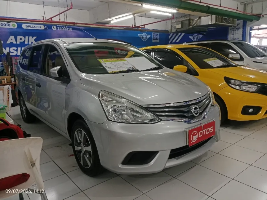 Foto Mobil Bekas Kanan Depan Nissan Grand Livina 1.5 SV tahun 2016