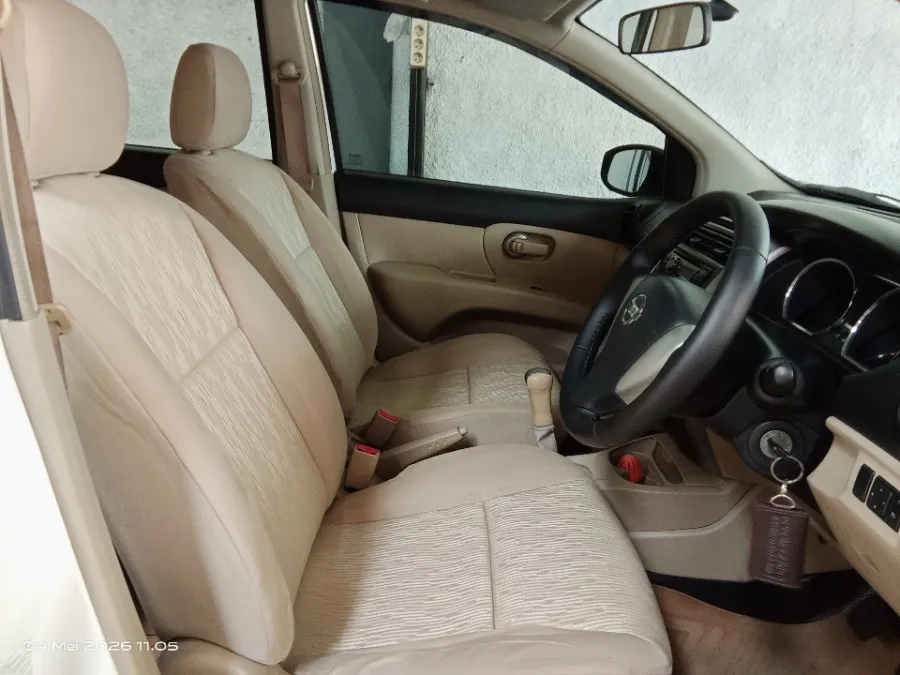 Foto Mobil Bekas Kabin Depan Nissan Grand Livina 1.5 SV Facelift tahun 2015