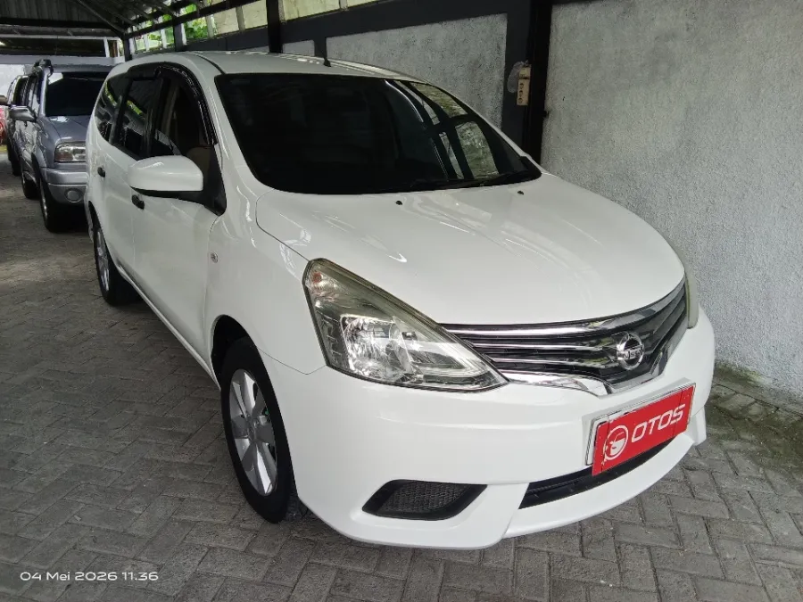 Foto Mobil Bekas Kanan Depan Nissan Grand Livina 1.5 SV Facelift tahun 2015