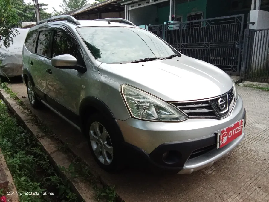 Foto Mobil Bekas Kanan Depan Nissan Grand Livina 1.5 X-Gear tahun 2014