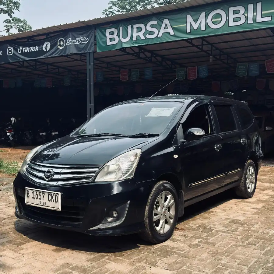 Foto Mobil Bekas Kanan Depan Nissan Grand Livina 1.5 XV tahun 2013