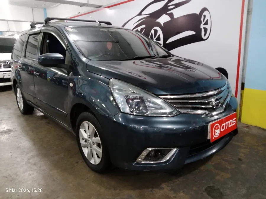 Foto Mobil Bekas Kanan Depan Nissan Grand Livina 1.5 XV tahun 2014