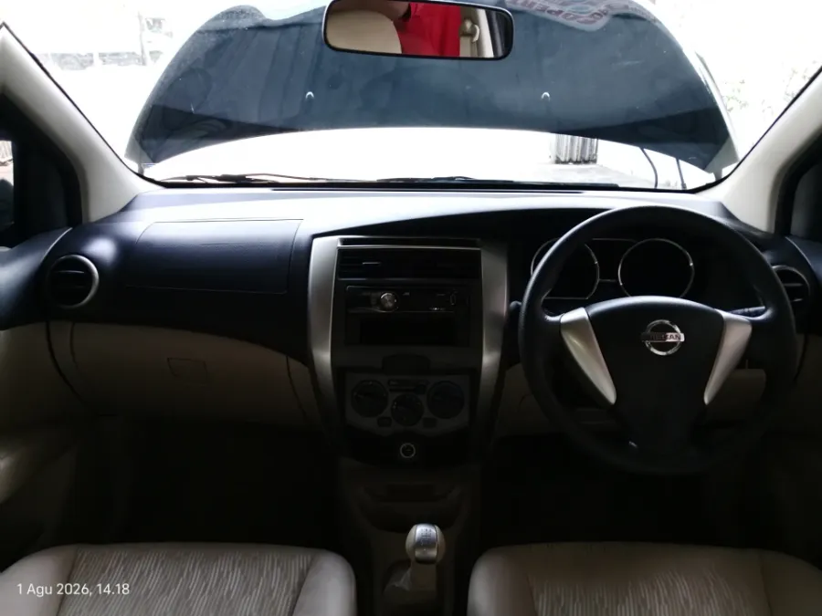 Foto Mobil Bekas Dashboard Nissan Grand Livina 1.5 XV tahun 2016