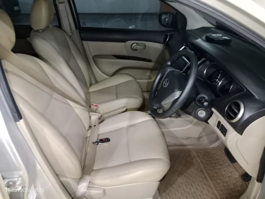 Foto Mobil Bekas Kabin Depan Nissan Grand Livina 1.5 XV tahun 2016
