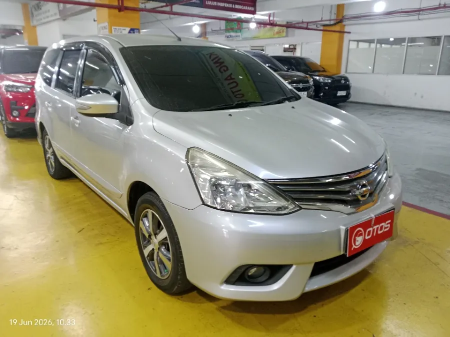 Foto Mobil Bekas Kanan Depan Nissan Grand Livina 1.5 XV tahun 2016