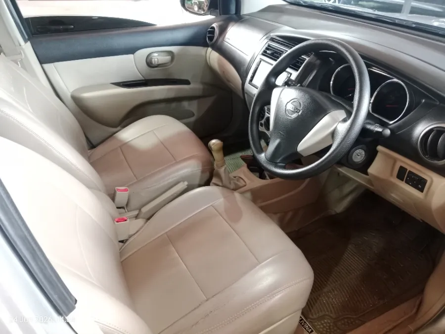 Foto Mobil Bekas Kabin Depan Nissan Grand Livina 1.5 XV tahun 2017