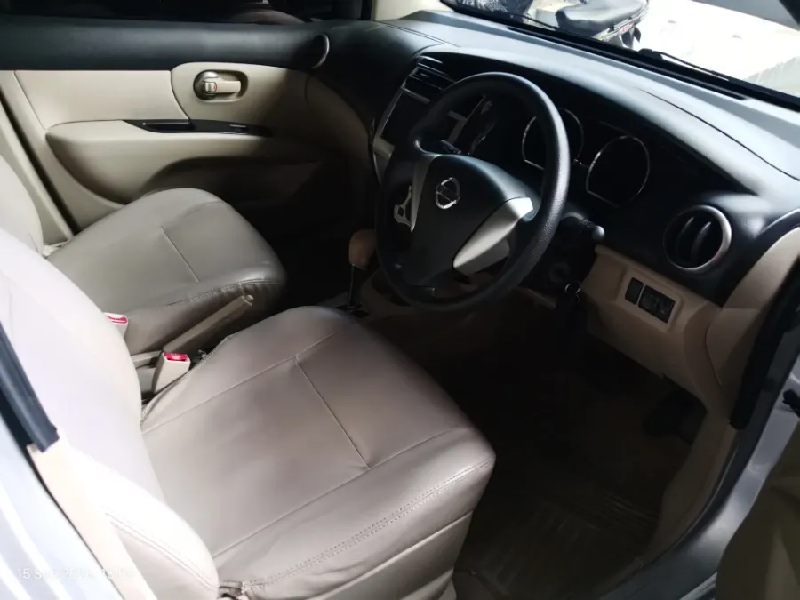 Foto Mobil Bekas Kabin Depan Nissan Grand Livina 1.5 XV tahun 2017