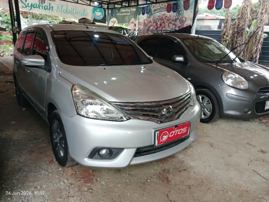 Foto Mobil Bekas Kanan Depan Nissan Grand Livina 1.5 XV tahun 2017