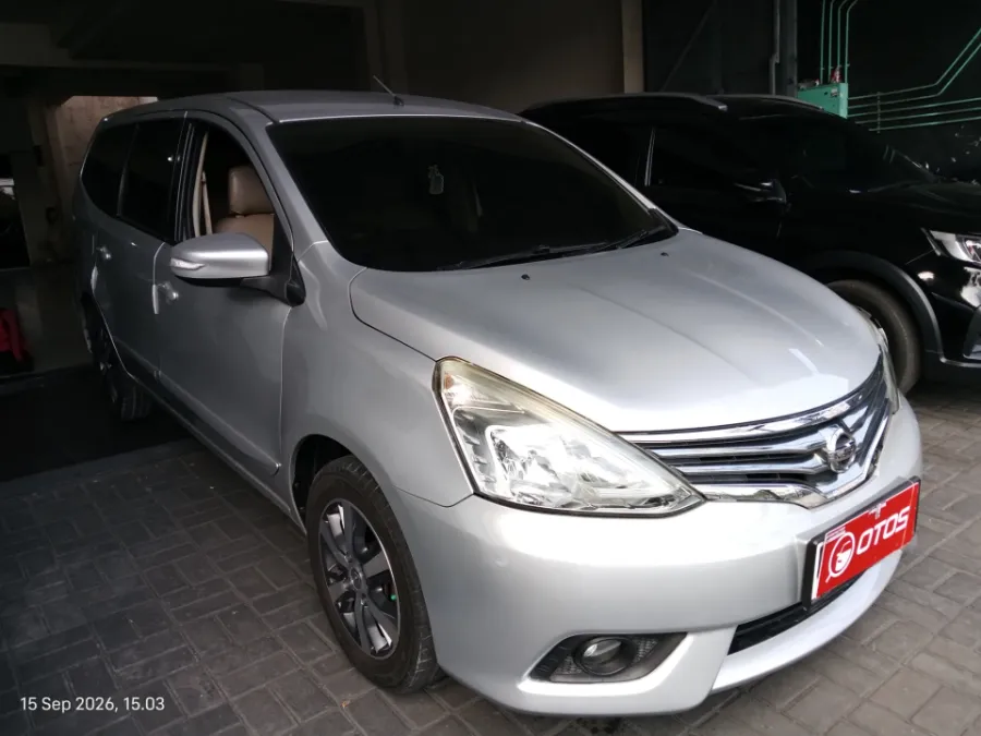 Foto Mobil Bekas Kanan Depan Nissan Grand Livina 1.5 XV tahun 2017