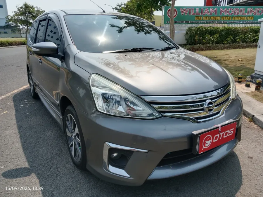 Foto Mobil Bekas Kanan Depan Nissan Grand Livina 1.5 XV tahun 2017