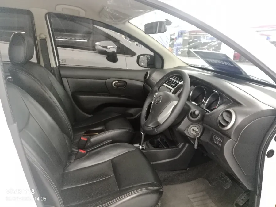 Foto Mobil Bekas Kabin Depan Nissan Grand Livina 1.5 XV tahun 2018