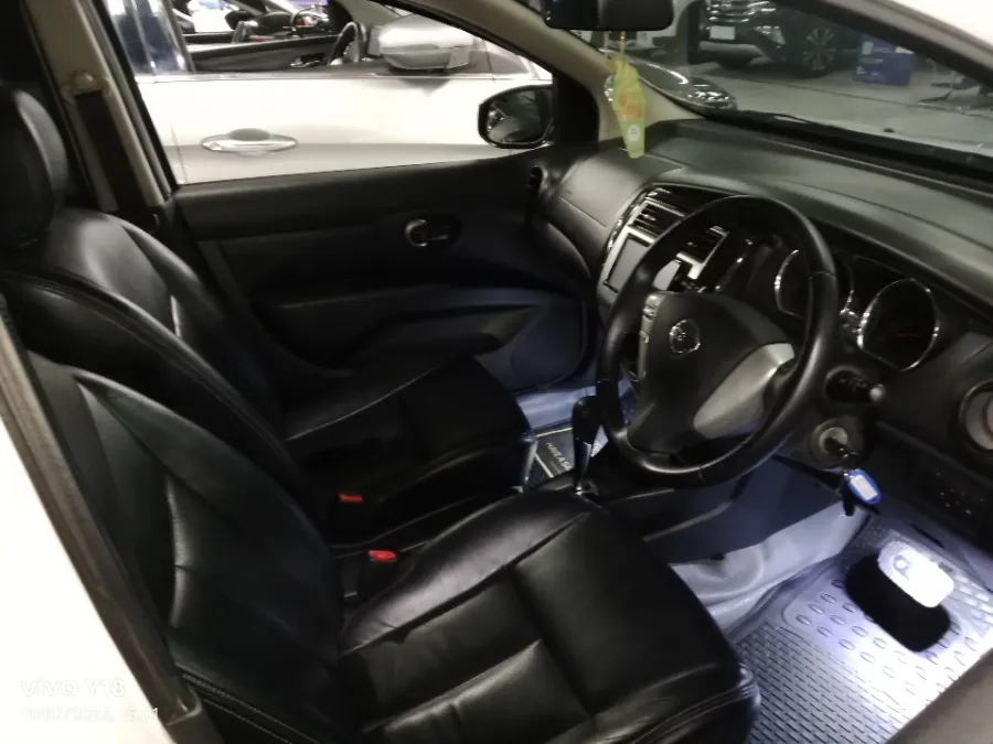 Foto Mobil Bekas Kabin Depan Nissan Grand Livina 1.5 XV tahun 2018