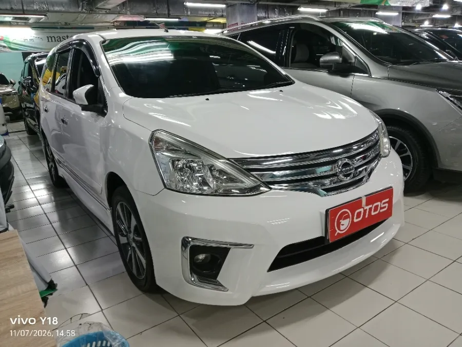 Foto Mobil Bekas Kanan Depan Nissan Grand Livina 1.5 XV tahun 2018