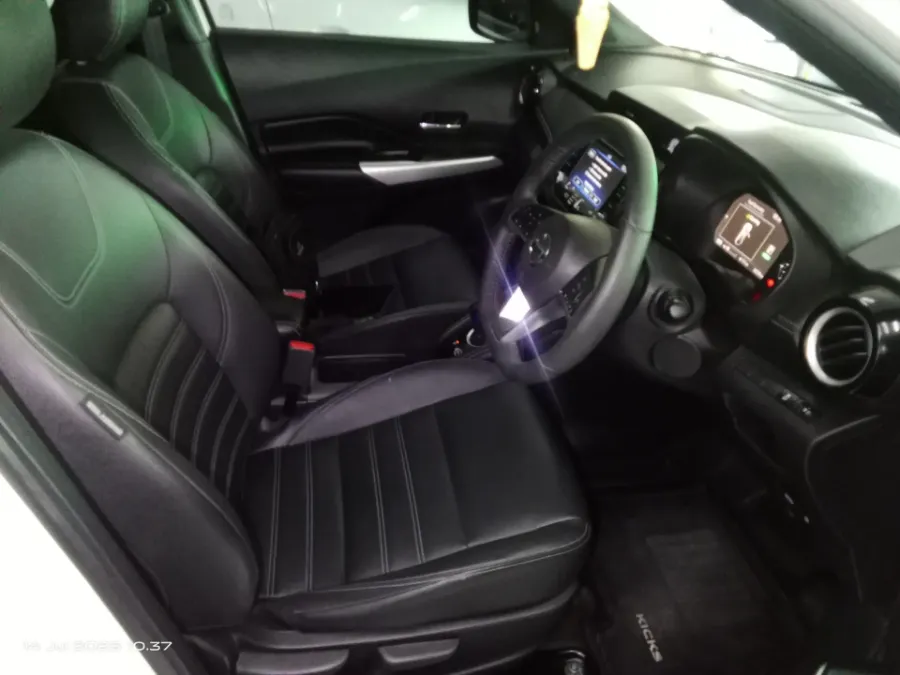 Foto Mobil Bekas Kabin Depan Nissan Kicks 1.2 tahun 2020
