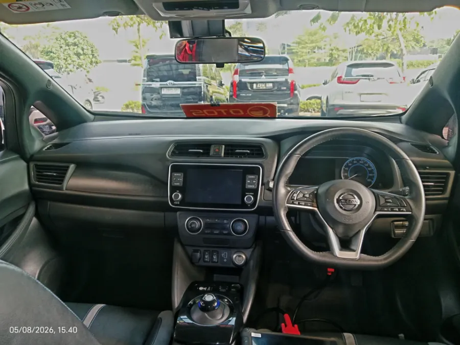 Foto Mobil Bekas Dashboard Nissan Leaf One Tone EV tahun 2021