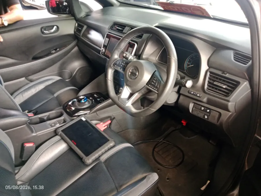 Foto Mobil Bekas Kabin Depan Nissan Leaf One Tone EV tahun 2021