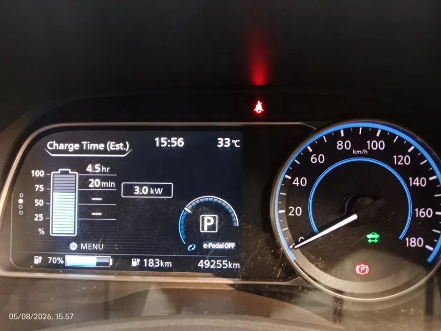 Foto Mobil Bekas Odometer Nissan Leaf One Tone EV tahun 2021