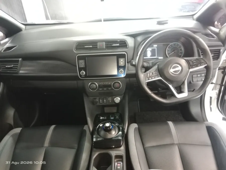 Foto Mobil Bekas Dashboard Nissan Leaf One Tone EV tahun 2023