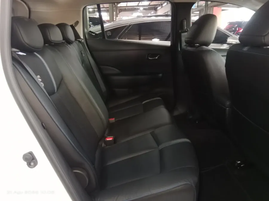 Foto Mobil Bekas Kabin Belakang Nissan Leaf One Tone EV tahun 2023