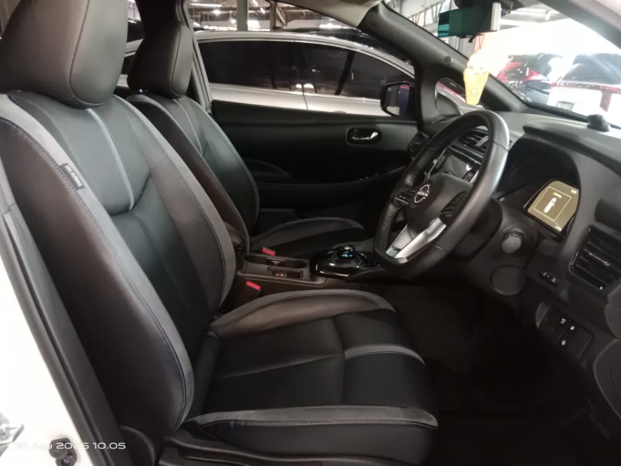 Foto Mobil Bekas Kabin Depan Nissan Leaf One Tone EV tahun 2023
