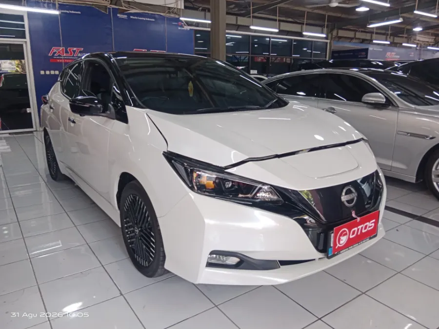 Foto Mobil Bekas Kanan Depan Nissan Leaf One Tone EV tahun 2023