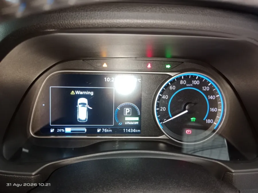 Foto Mobil Bekas Odometer Nissan Leaf One Tone EV tahun 2023