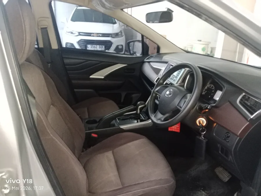 Foto Mobil Bekas Kabin Depan Nissan Livina 1.5 EL tahun 2019