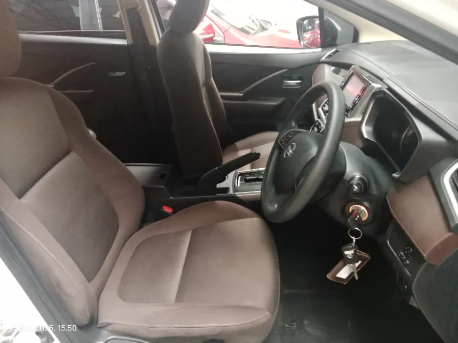 Foto Mobil Bekas Kabin Depan Nissan Livina 1.5 VE tahun 2019