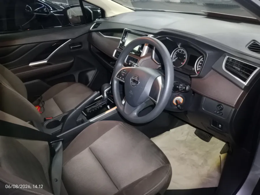Foto Mobil Bekas Kabin Depan Nissan Livina 1.5 VE tahun 2019