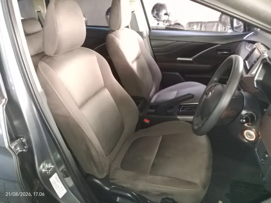 Foto Mobil Bekas Kabin Depan Nissan Livina 1.5 VE tahun 2019